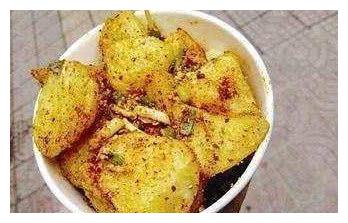 学校门口的小吃摊生意火爆,大姐靠它不到两年在市区买了房