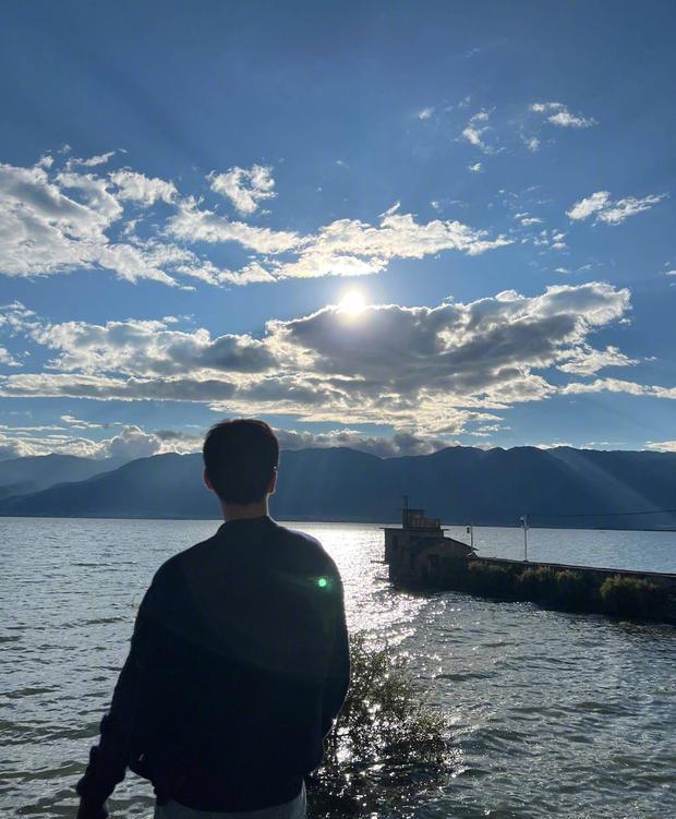 杨洋晒大理游客照一身休闲装扮侧颜帅气逼人