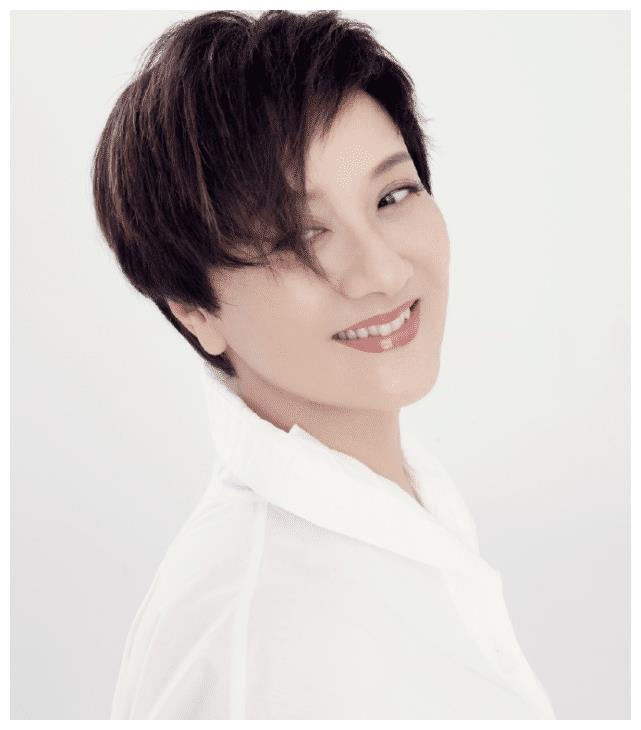 邓婕在娱乐圈中也称得上是很有代表性的"短发美人",年轻时候她也是