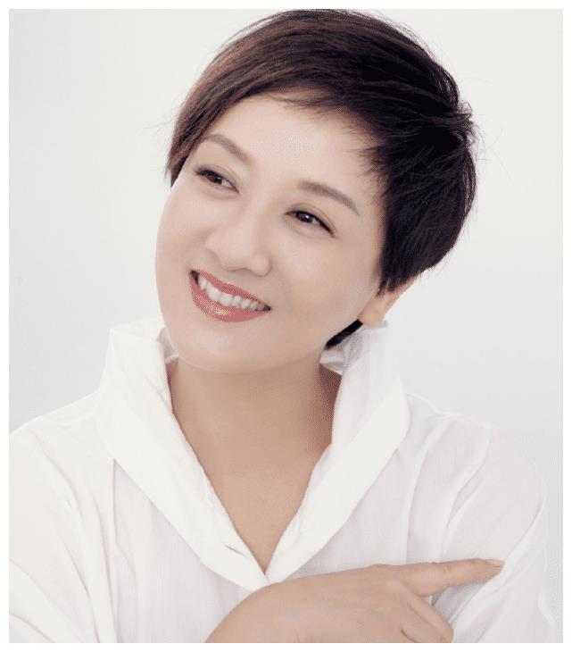 邓婕在娱乐圈中也称得上是很有代表性的"短发美人",年轻时候她也是