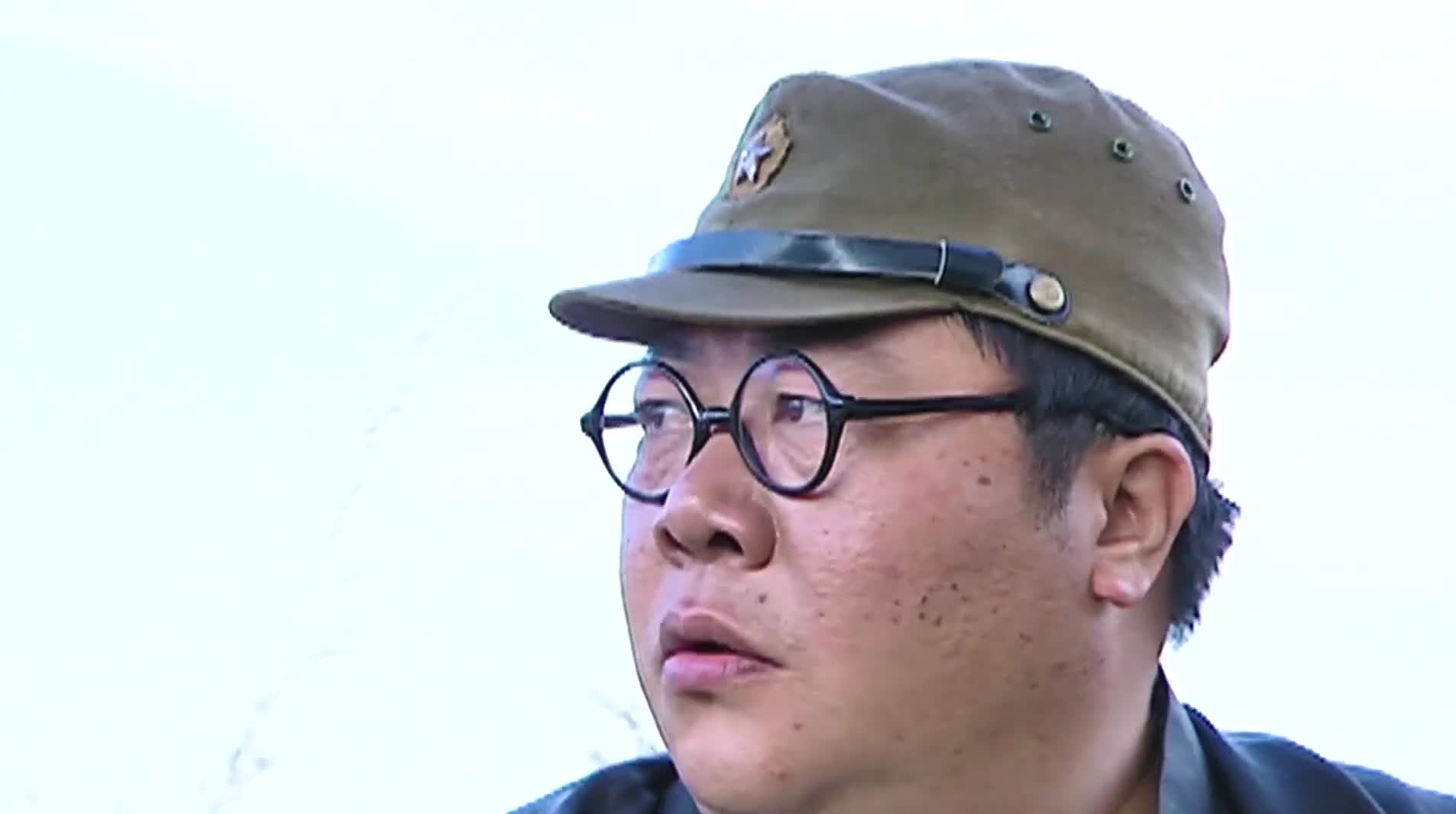 小兵张嘎:瓜太大一口吃不下!胖翻译官真鸡贼,哪都不去蹲着吃瓜