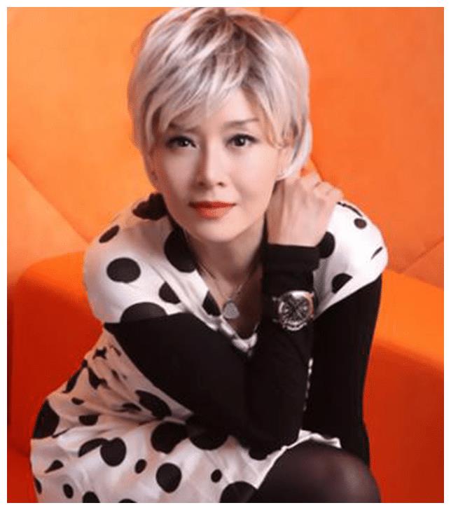 几年前她为某杂志拍摄了一组写真,照片中的她依然美的精致,依旧是当年