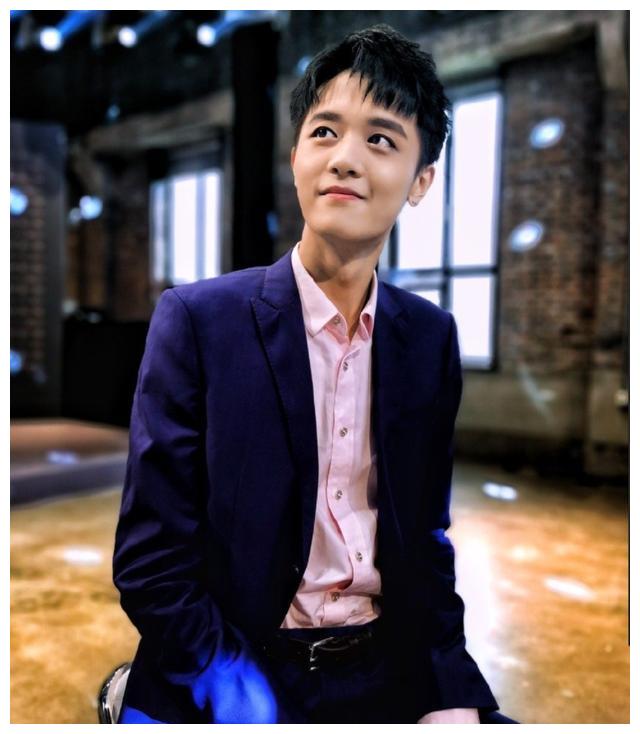 方枪枪长大了!22岁颜值高变成大帅哥,有多少人的头像都是他?