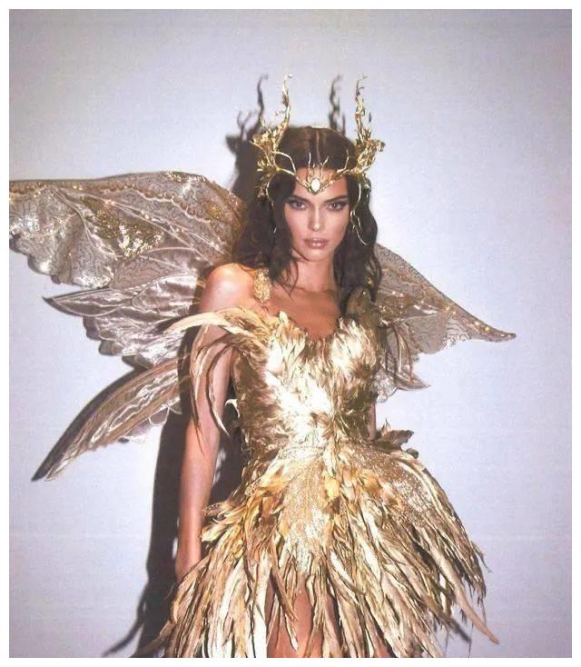 说到万圣节的cosplay,小编就不由得想起去年肯豆的金黄色花仙子造型.