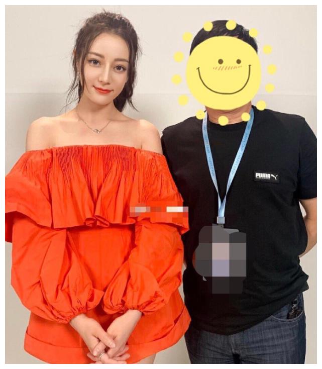 热巴与工作人员合照生图,当照片放大十倍后,还以为自己看花了眼