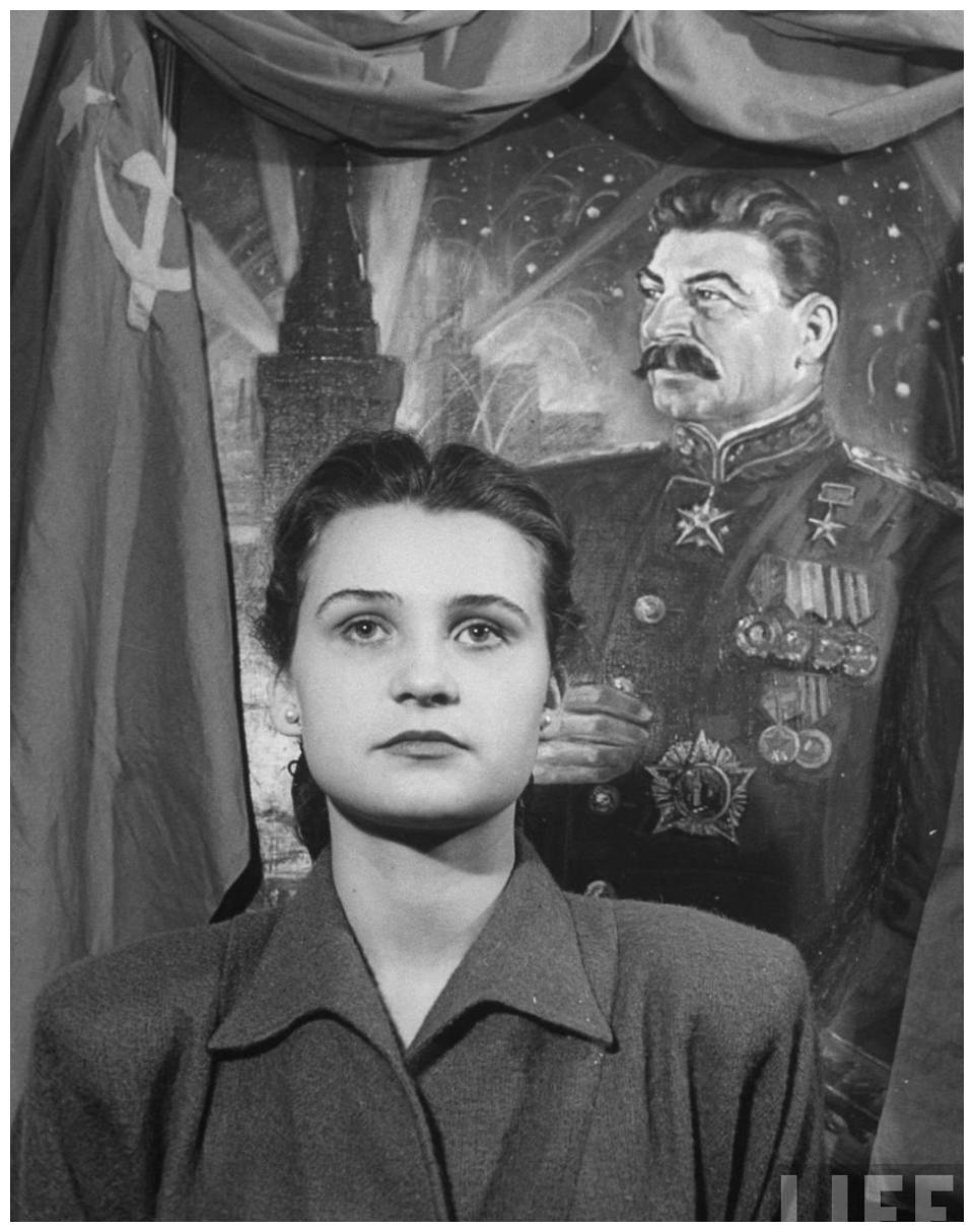 同样是俄罗斯人,驻上海的苏联派驻人员与白俄贵族则判若两人,这是红色