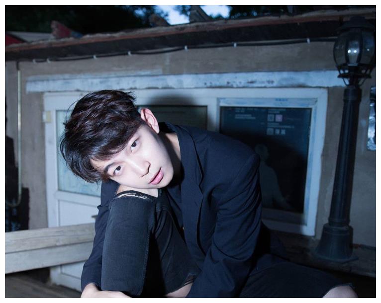 在易烊千玺的两首新歌里,作曲的人的名字就是wes,而这个名字凡宇在