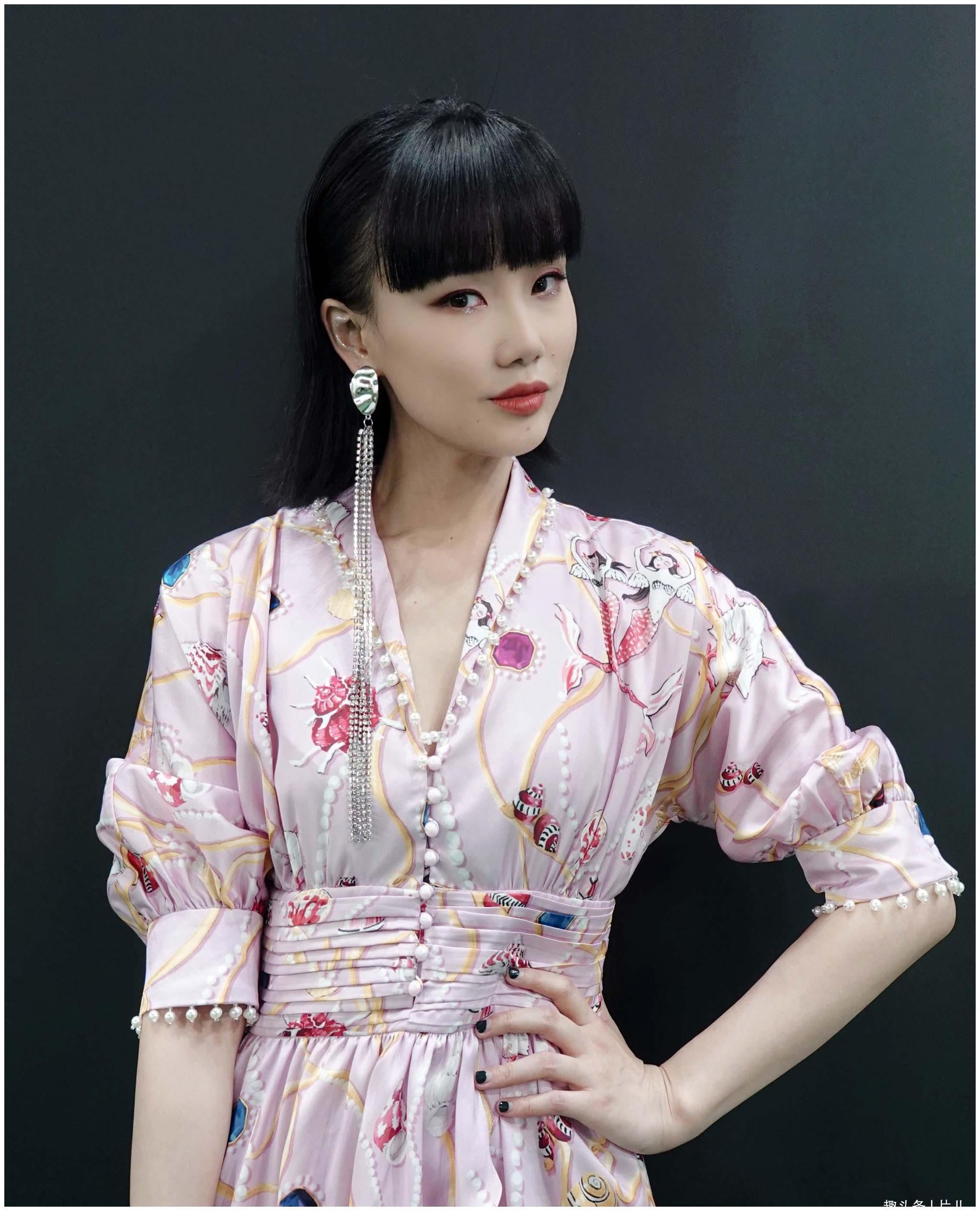 黄龄被曝演出摔下舞台,大腿淤青严重后,工作室首次回应伤情|黄龄|淤青