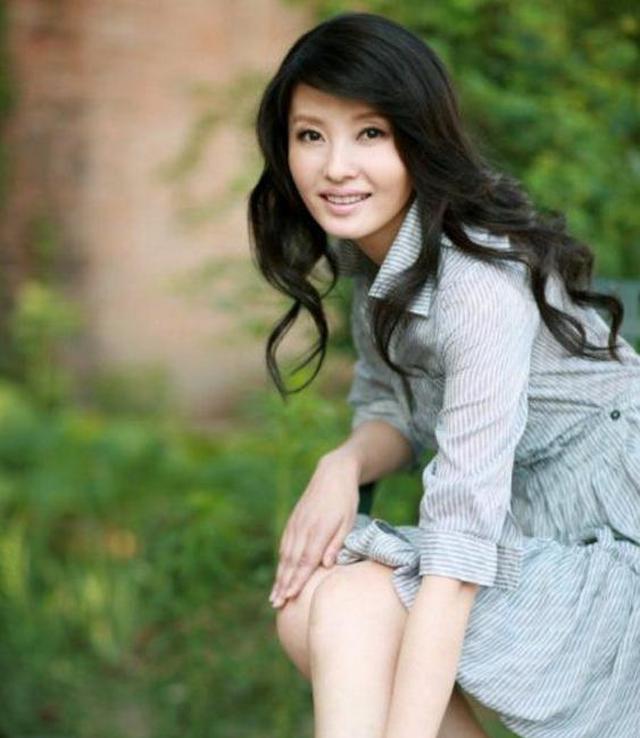 刘蕾饰演的钟五娘是狄仁杰的"红颜知己",她聪明机智,曾在剧中多次帮助