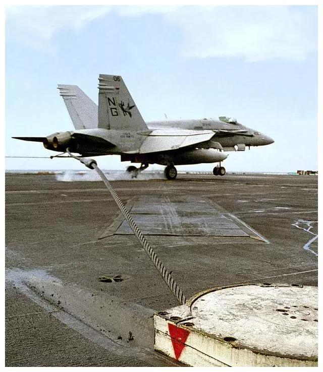 航母舰载机降落,机轮是从拦阻索上轧过去,尾钩再勾住拦阻索吗?