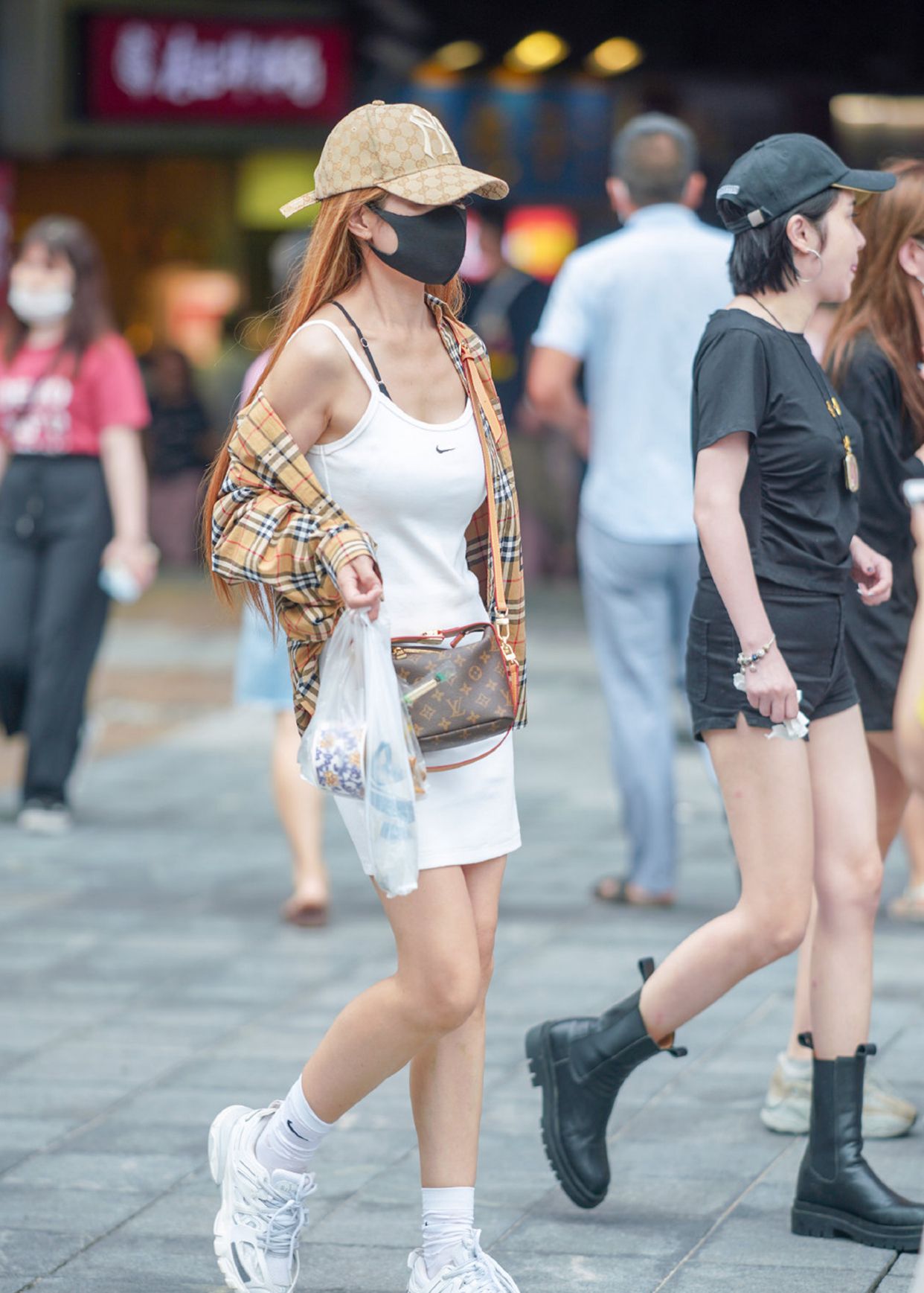 要想做潮流女孩光会打扮可不行还得长得够好看