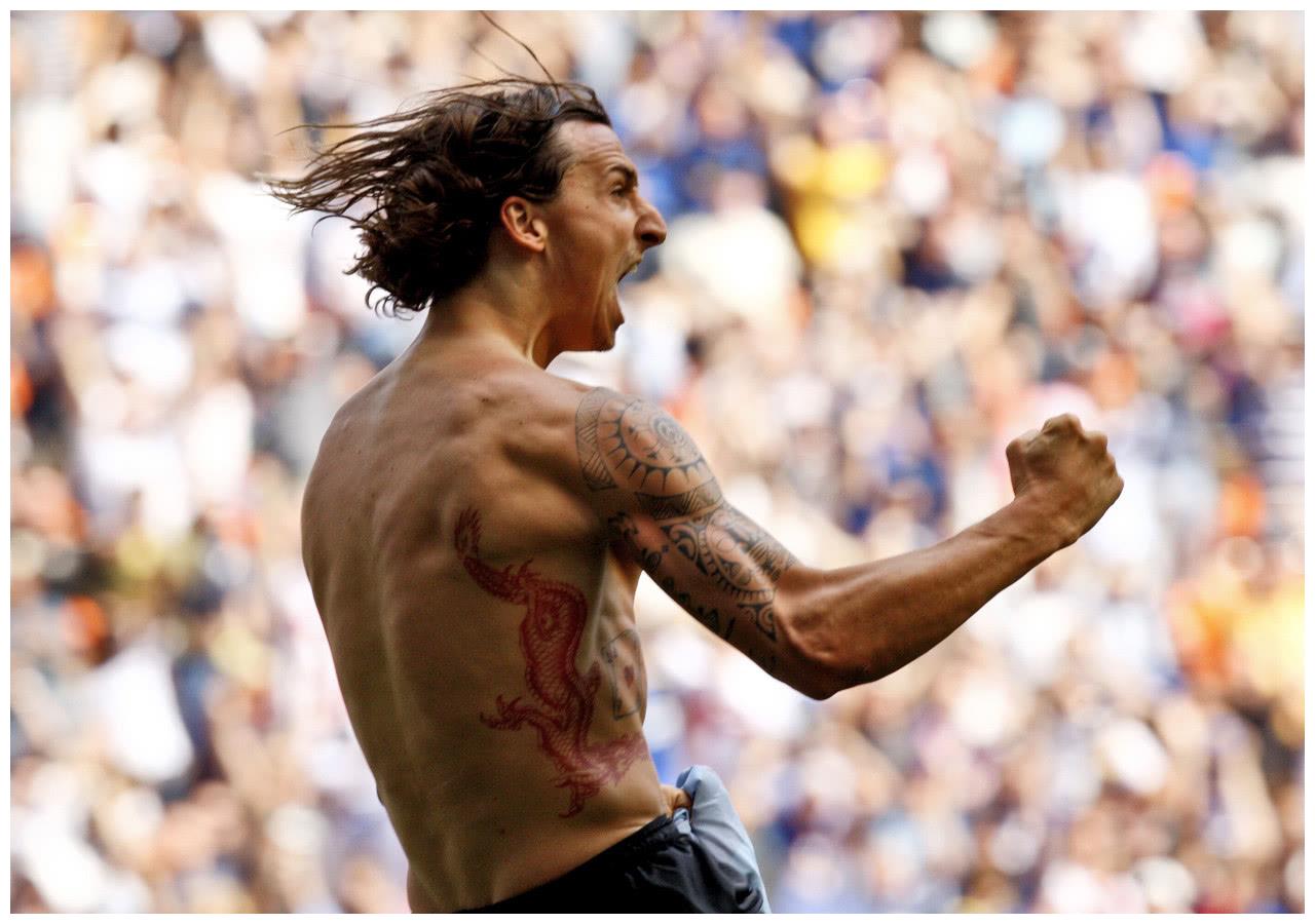 伊布晒霸气纹身:当我轰鸣时,它随之咆哮