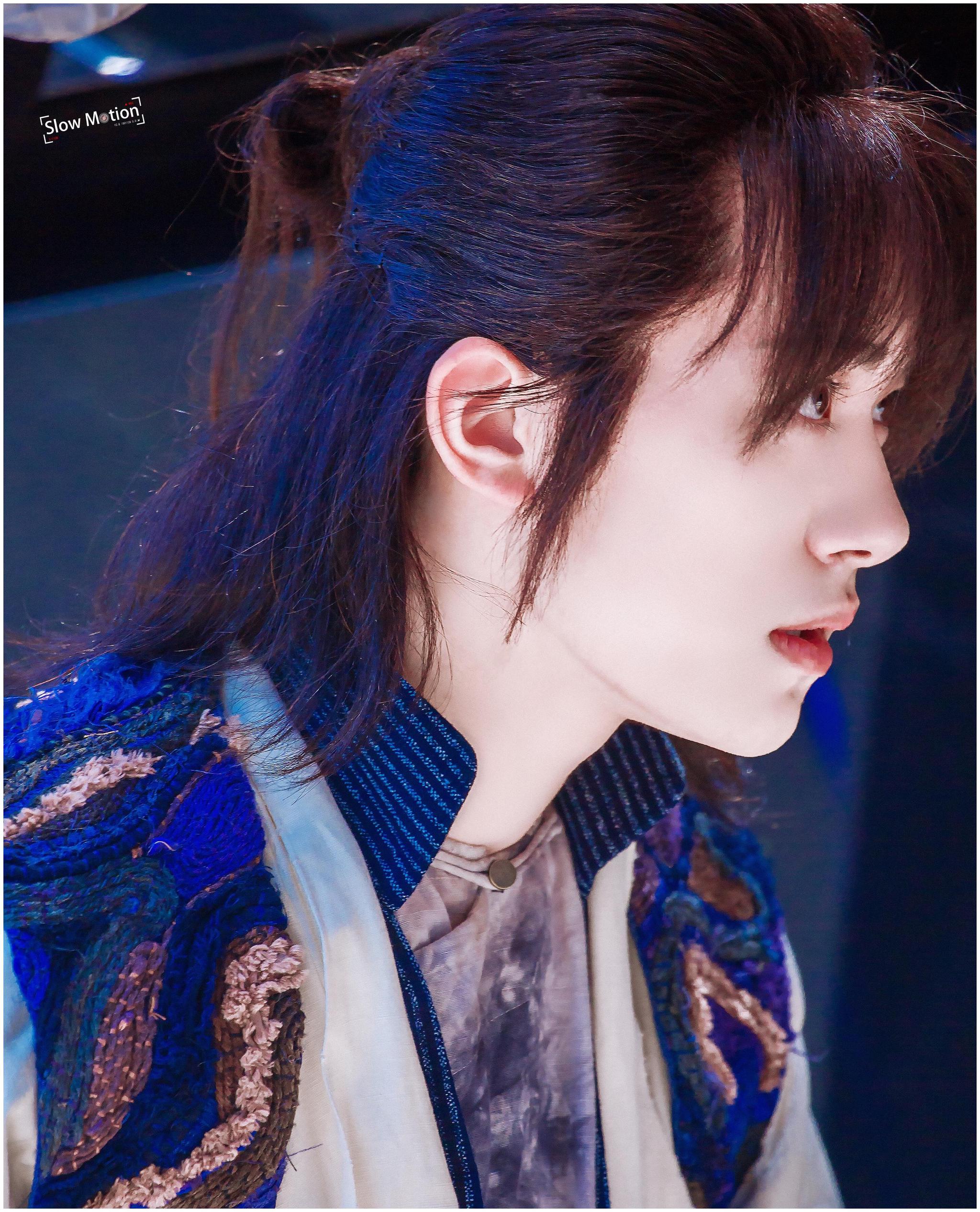 易烊千玺梳"妹妹头",没想到长相英气男孩子,也可以这么娇俏