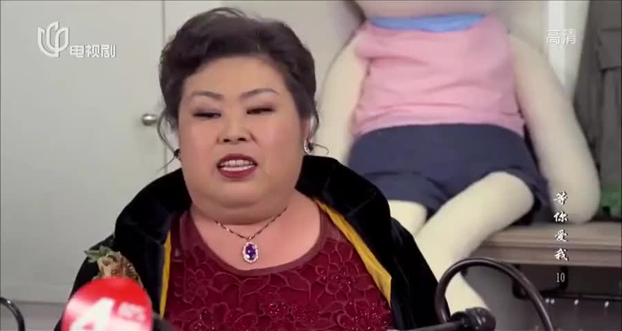 富婆财大气粗,不仅养活了帅哥,顺便把帅哥的儿子也一块养了