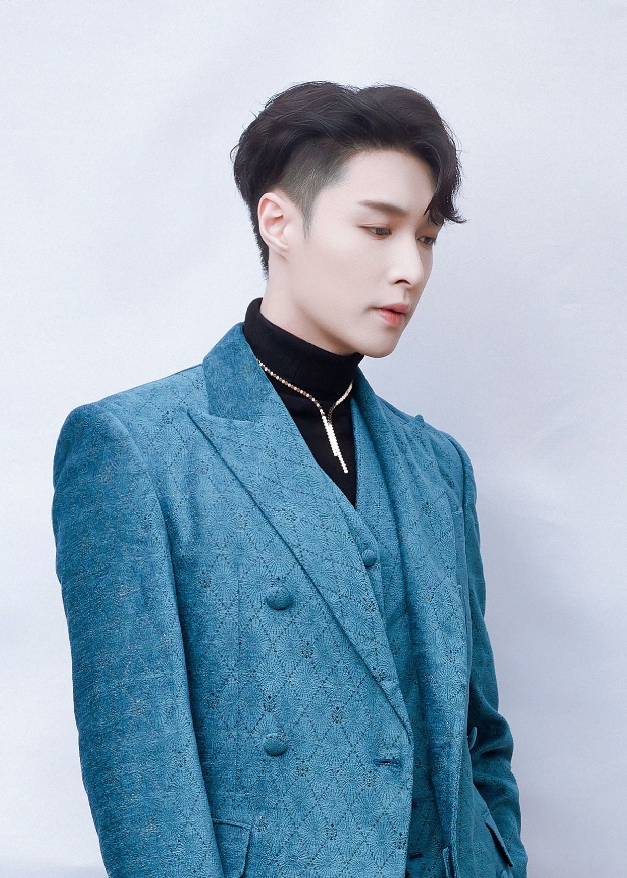 张艺兴的时尚穿搭:孔雀蓝西装,绅士帅气_高清图集_新浪网