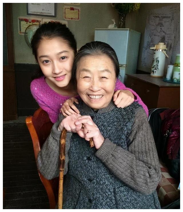 可怜的丑娘张少华甘当绿叶半生晚年蜗居老房生活凄凉