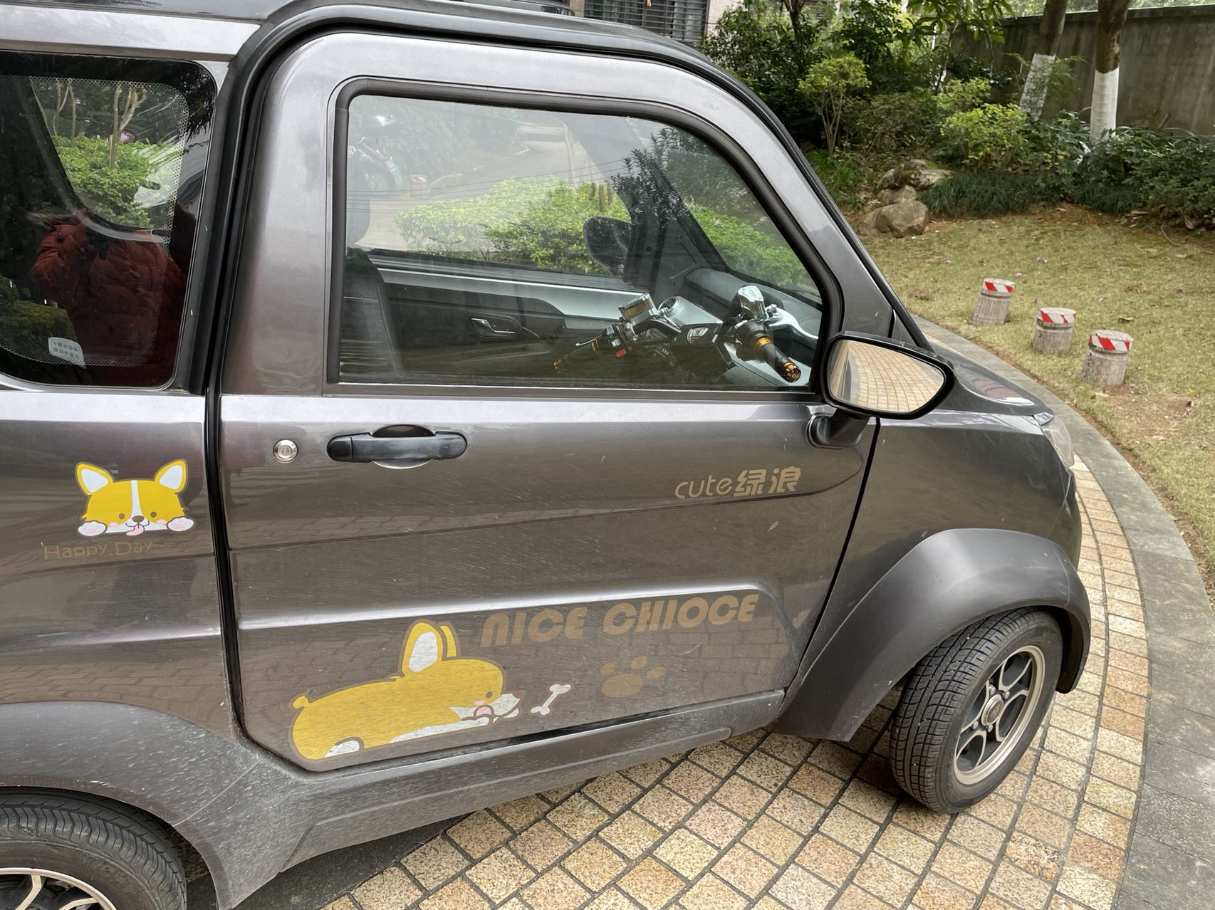 正规的电动汽车不但能上牌上路,而且搭载的人也不比传统燃油车少,甚至