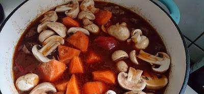 红酒炖牛肉,有人焯水有人直接炖?全不对!教你正确做法,太香了休闲区蓝鸢梦想 - Www.slyday.coM 红酒炖牛肉,有人焯水有人直接炖?全不对!教你正确做法,太香了休闲区蓝鸢梦想 - Www.slyday.coM