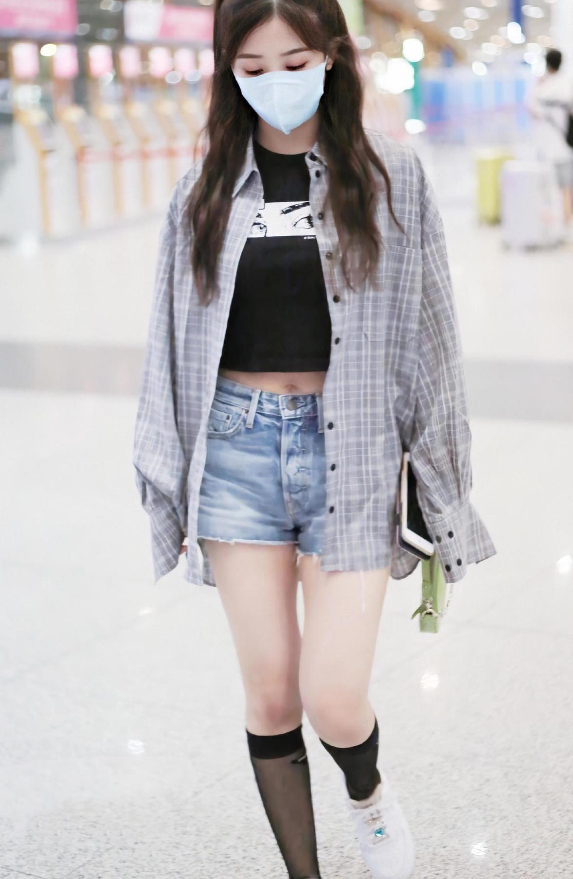 怪不得孙俪一直留短发穿白t恤配牛仔裤短裤随意搭配都很减龄