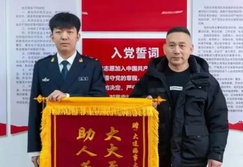 火情危机时刻，这个大学生冲了上去，悄悄救下了一整栋楼的人