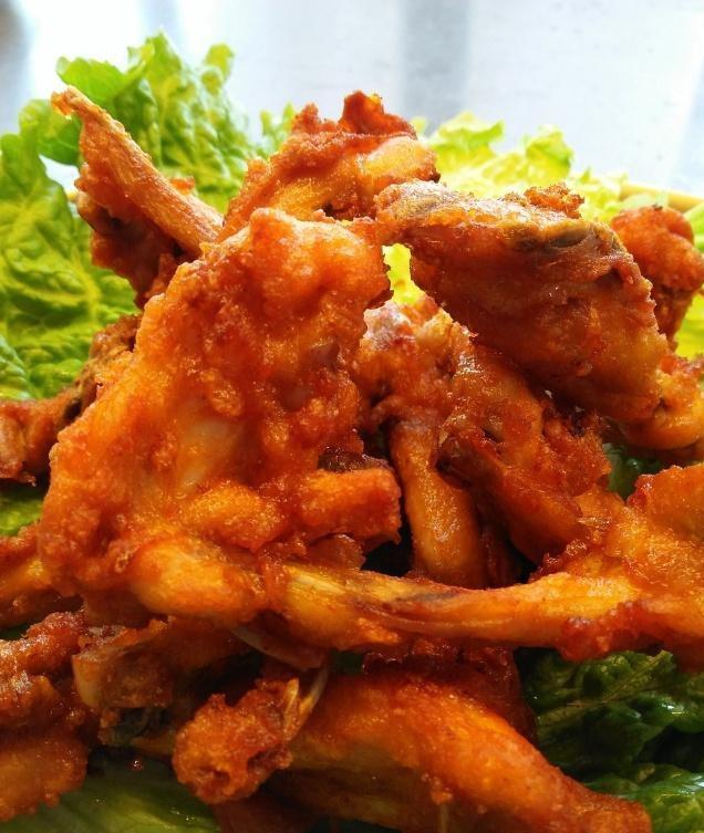 大街上现场炸制的鸡叉骨买一送一是怎么制作出来的