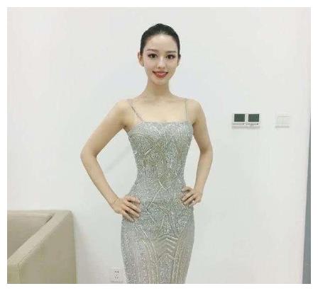 李元玲为何胜过吉娜? 一动不动都是风景, 李云迪眼光太毒了__财经头条