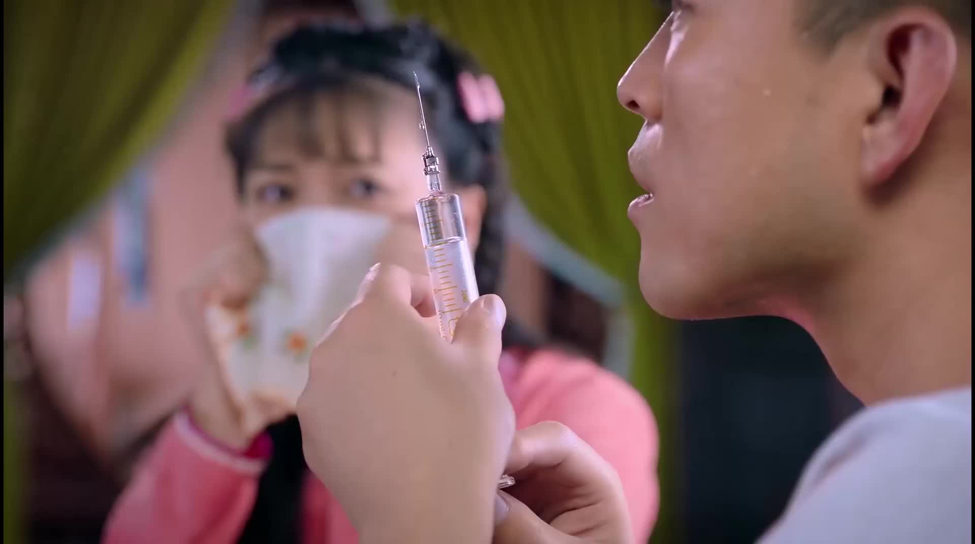 丁大命大命给山杏打针山杏不懂转身就说打吧大命得脱裤子