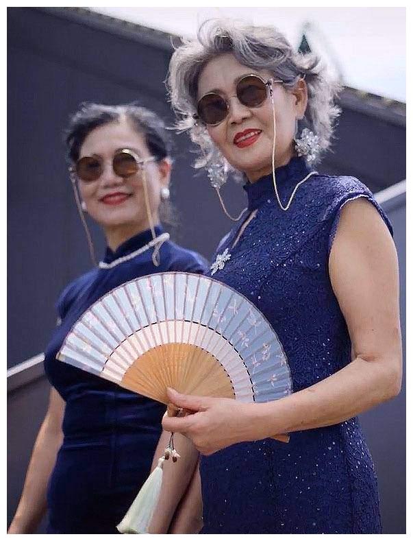 时尚奶奶团真惊艳!穿旗袍戴墨镜美成风景,遛弯大妈的眼神好羡慕