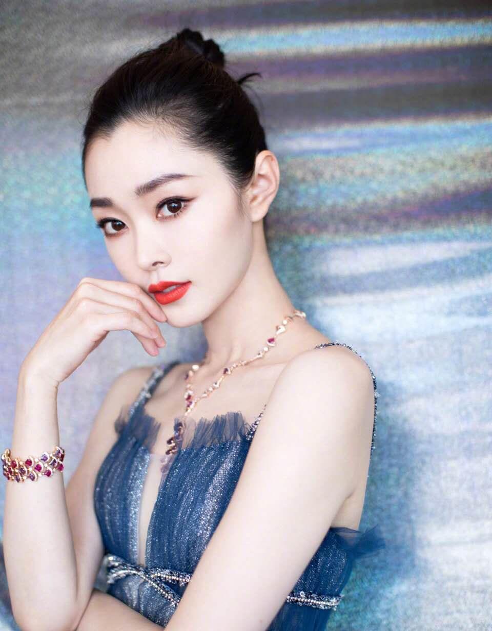 宋轶长得美又敢穿吊带薄纱礼服再开条缝皮肤白到晃眼