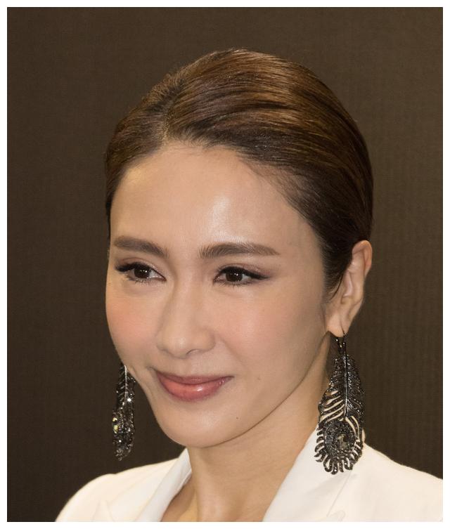 她曾是香港第一美女,嫁大15岁残疾男友,今48岁成上市公司女总裁