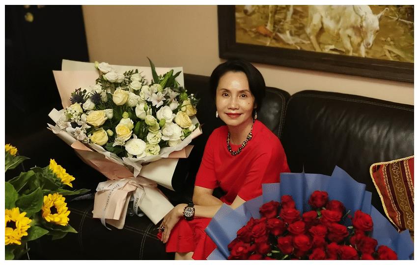 60岁徐俐首晒退休生活照妆容精致气质突出被赞自然老去