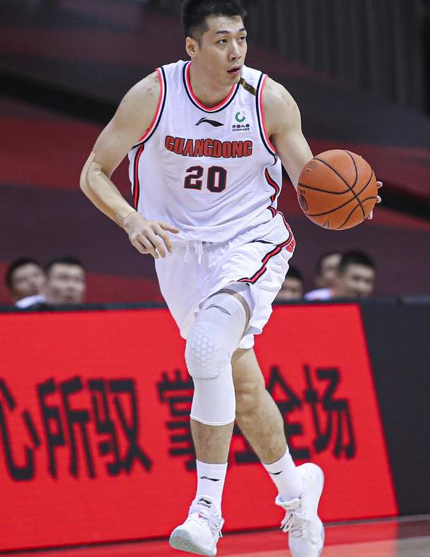 曾踏足谷底正迈向巅峰脚踏实地是任骏飞所坚定的篮球之路