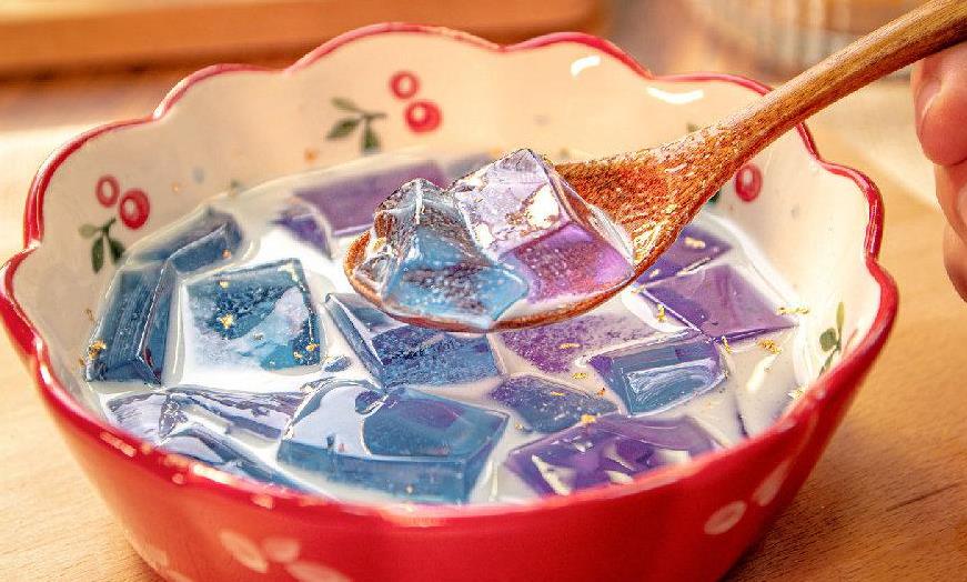 固态的非烤箱类甜味点心,主要是各种凉粉,果冻,软糕类的甜品,也有一