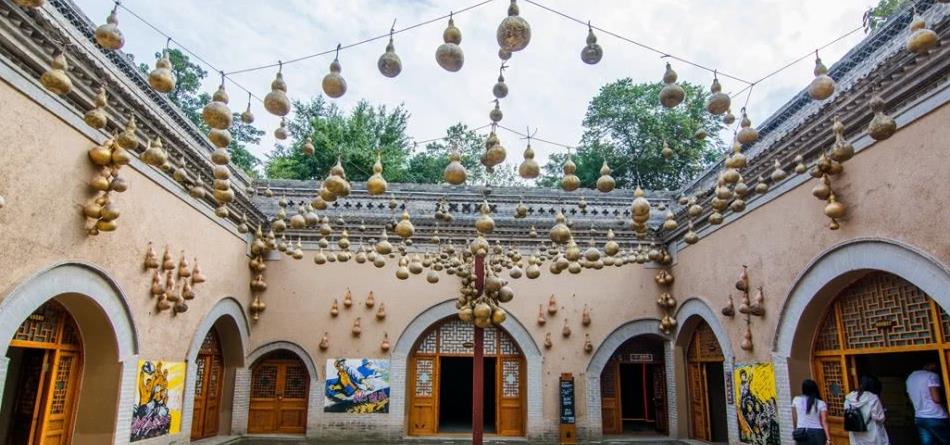 河南这座村落好奇怪,地面不见人影和房子,却有无数个方形大坑!