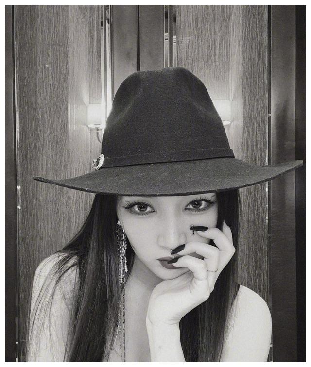 出道十年, 2019年5月9日,孟佳在微博与男友elroy公布恋情.