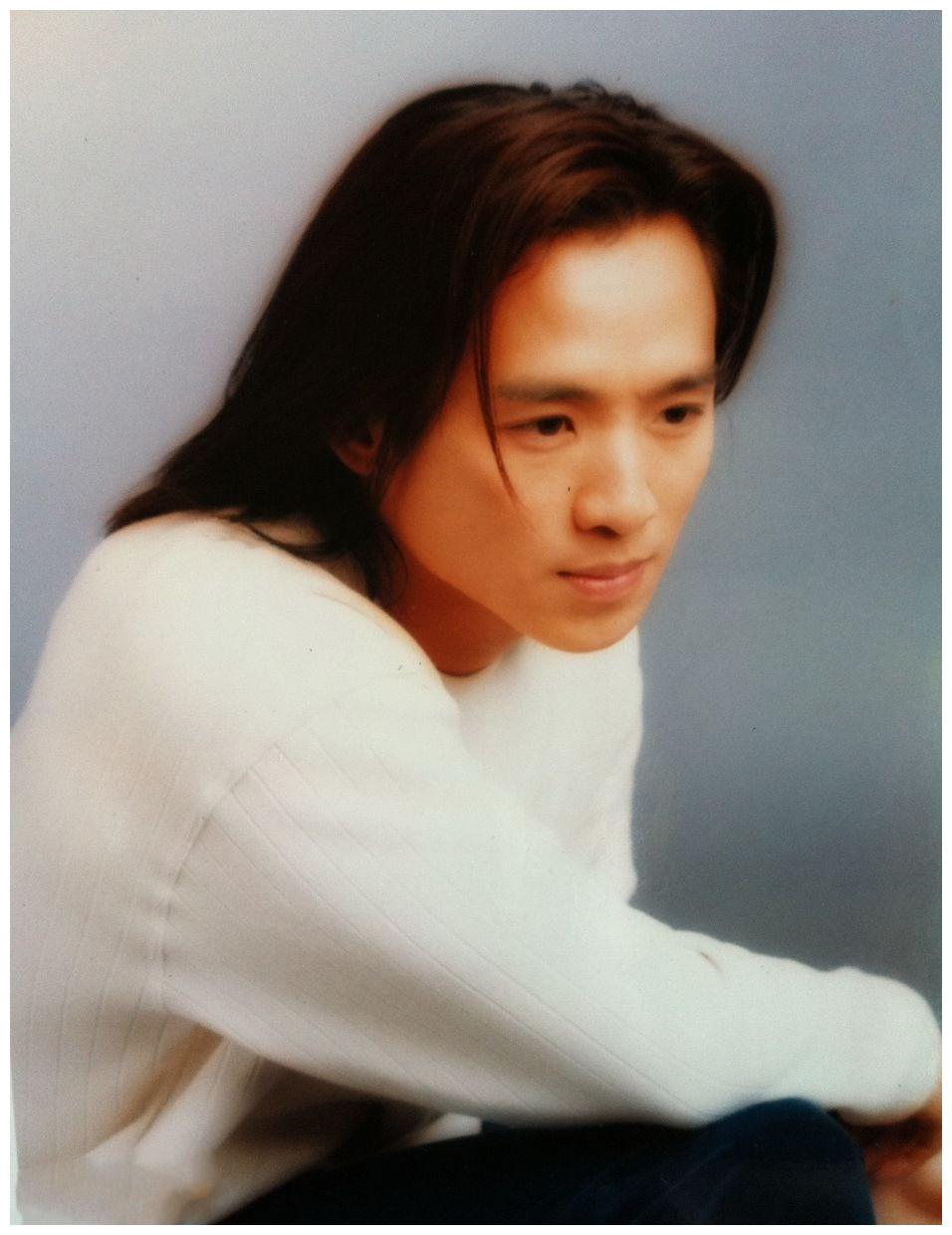 惹回忆,元秋元华做陪衬,坐椅子上显霸气|古惑仔|朱永棠|元秋_新浪新闻