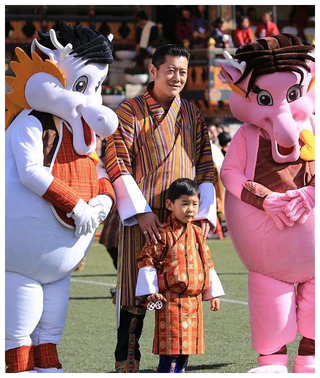 不丹小王子满4岁啦,他对着镜头咧嘴大笑,真的很暖心__财经头条