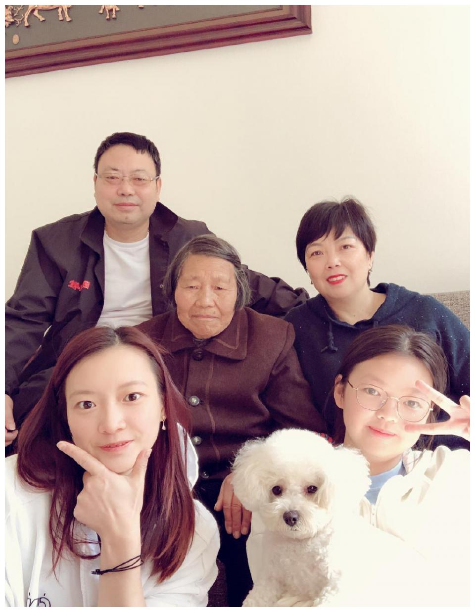 国羽世界冠军黄雅琼晒一家五口全家福,温馨有爱其乐融融|黄雅琼|国羽