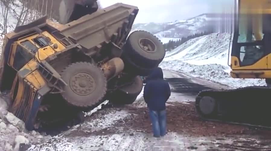 矿车侧翻,司机淡定下车拍照,10秒后太霸气了