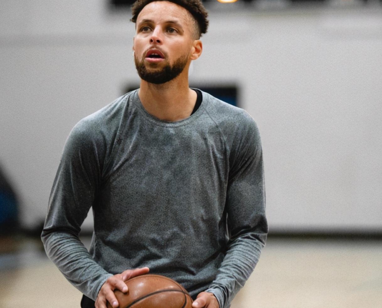 新发型帅气库里最新训练照克莱受伤刺激萌神新赛季要爆发