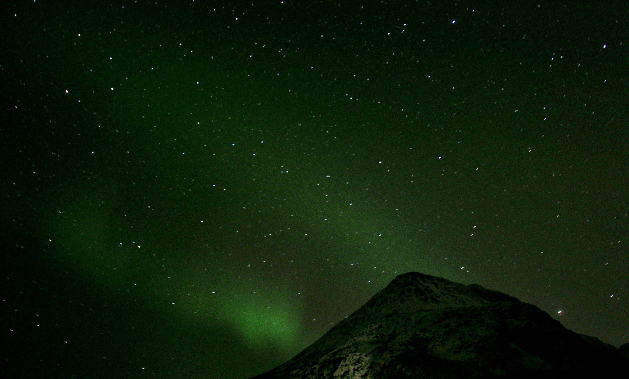 大雪封山永夜纯白记一场追逐极光的雪域