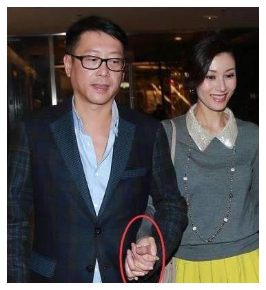 最美港姐李嘉欣牵手许晋亨逛商场,儿子乖巧懂事,近照凸肚明显