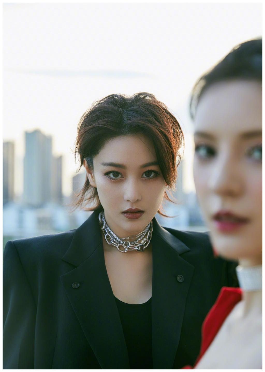 张馨予罕见同框张予曦,红黑玫瑰太a了,两个女的为什么能配一脸