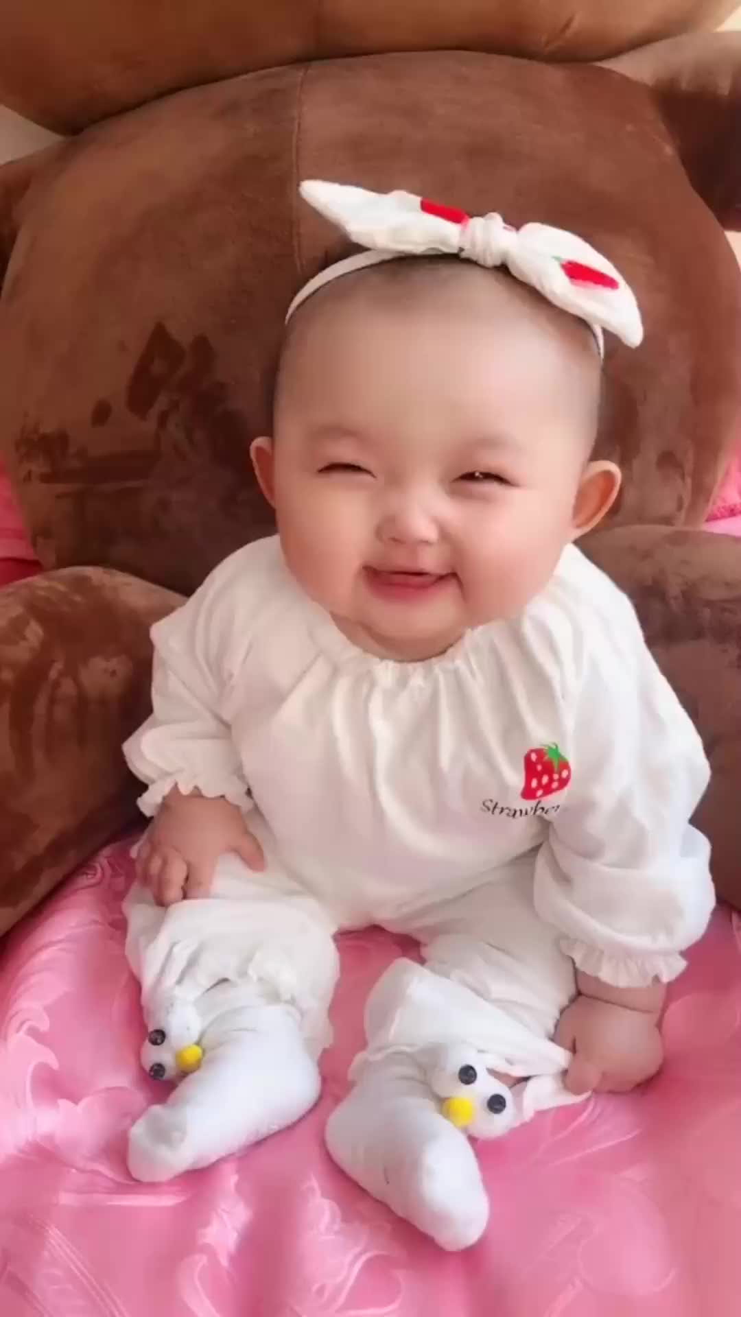 这个小宝贝火了治愈系的微笑太甜了