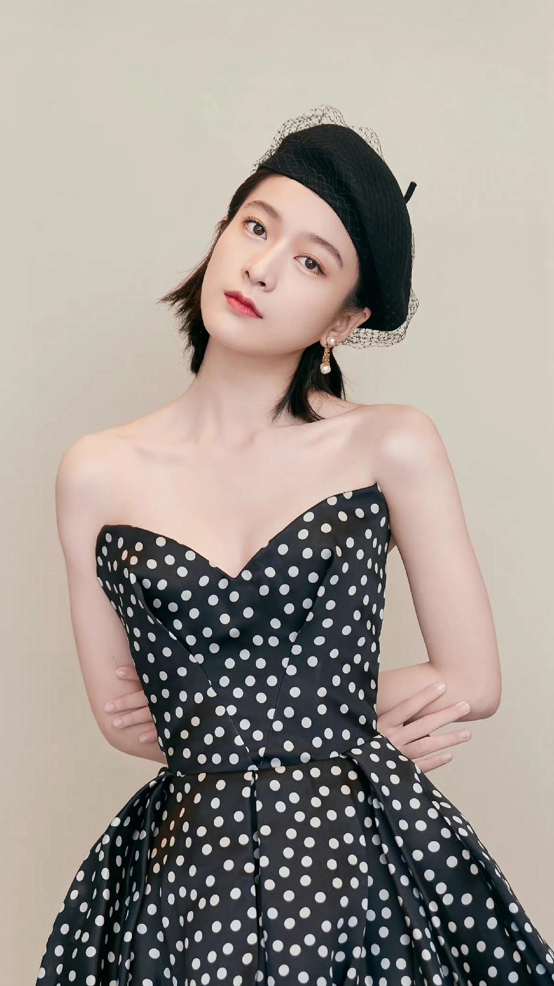 宝藏女孩张迎雪时尚写真:性感妩媚,甜美动人1__财经头条