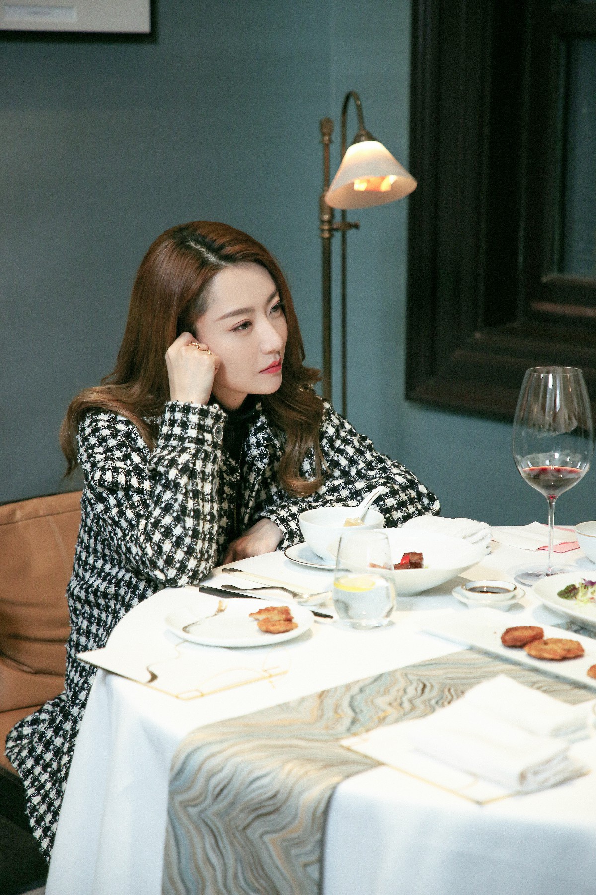 怦然再心动白冰约会像甜宠剧男嘉宾系围巾披外套霸道十足