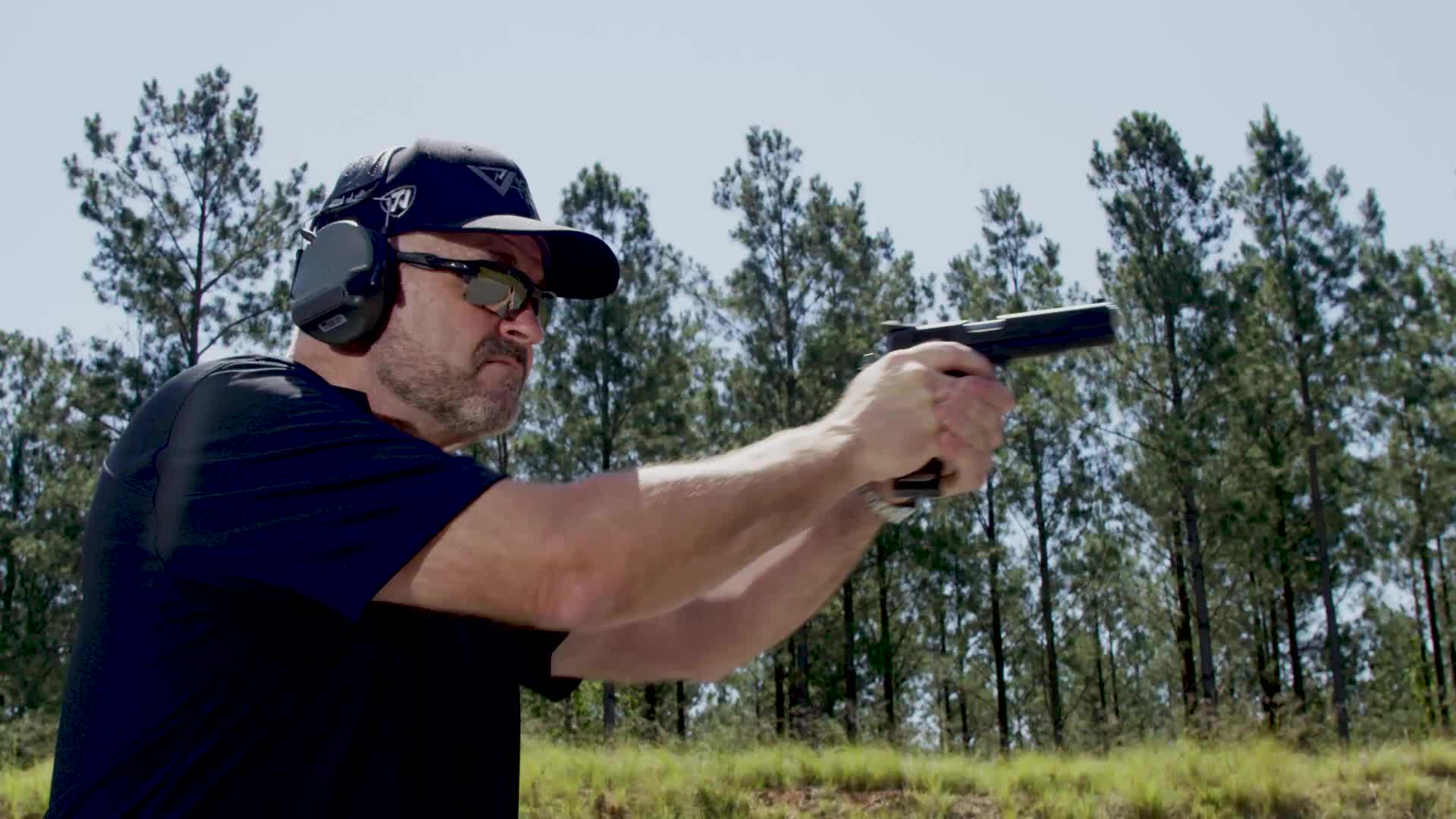 慢动作回放:性能优越不输伯莱塔的m1911手枪,靶场实弹射击测试
