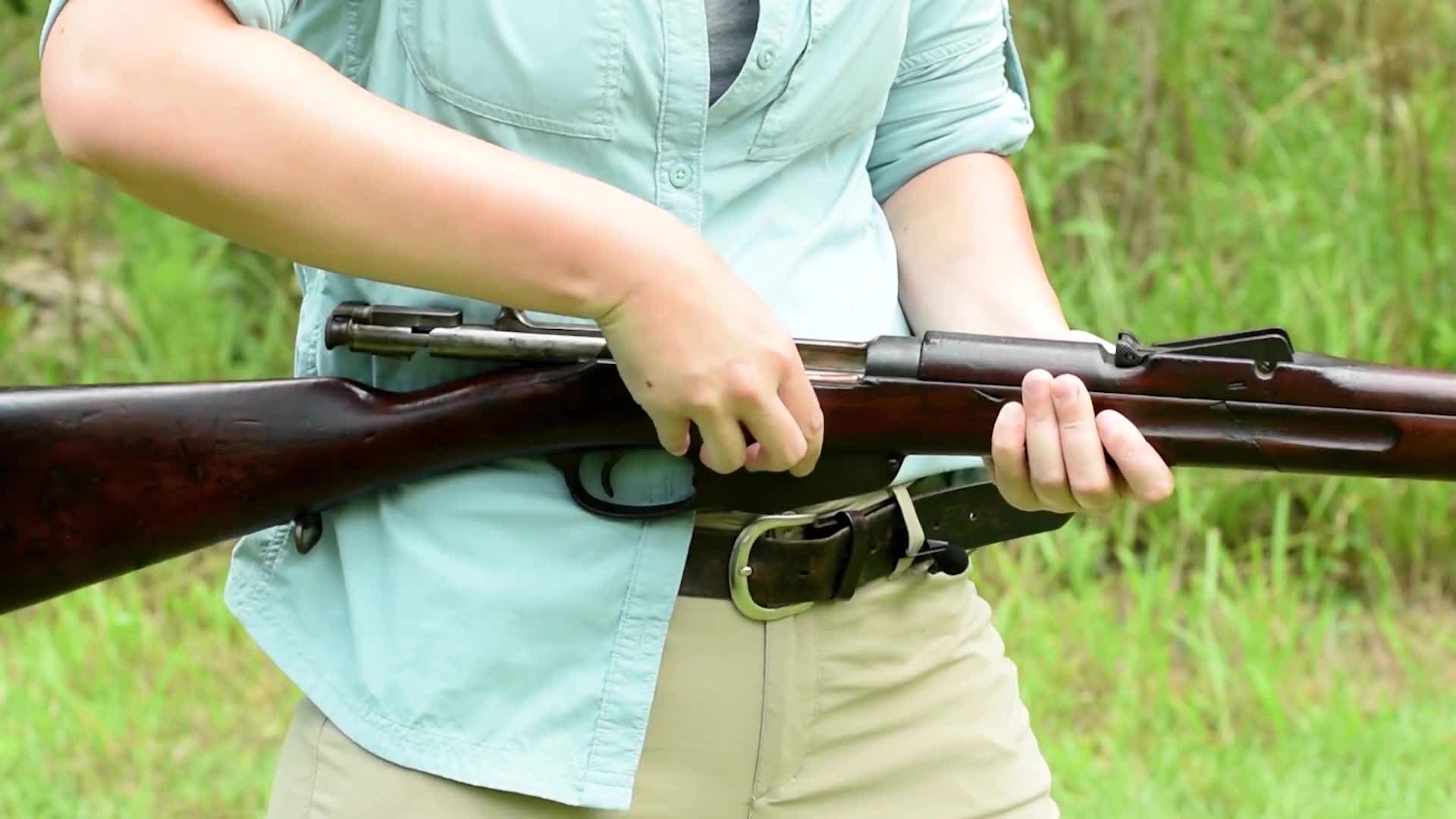 曼利夏m1895步枪,弹夹供弹5发射击测试,漂亮女子玩过不少枪