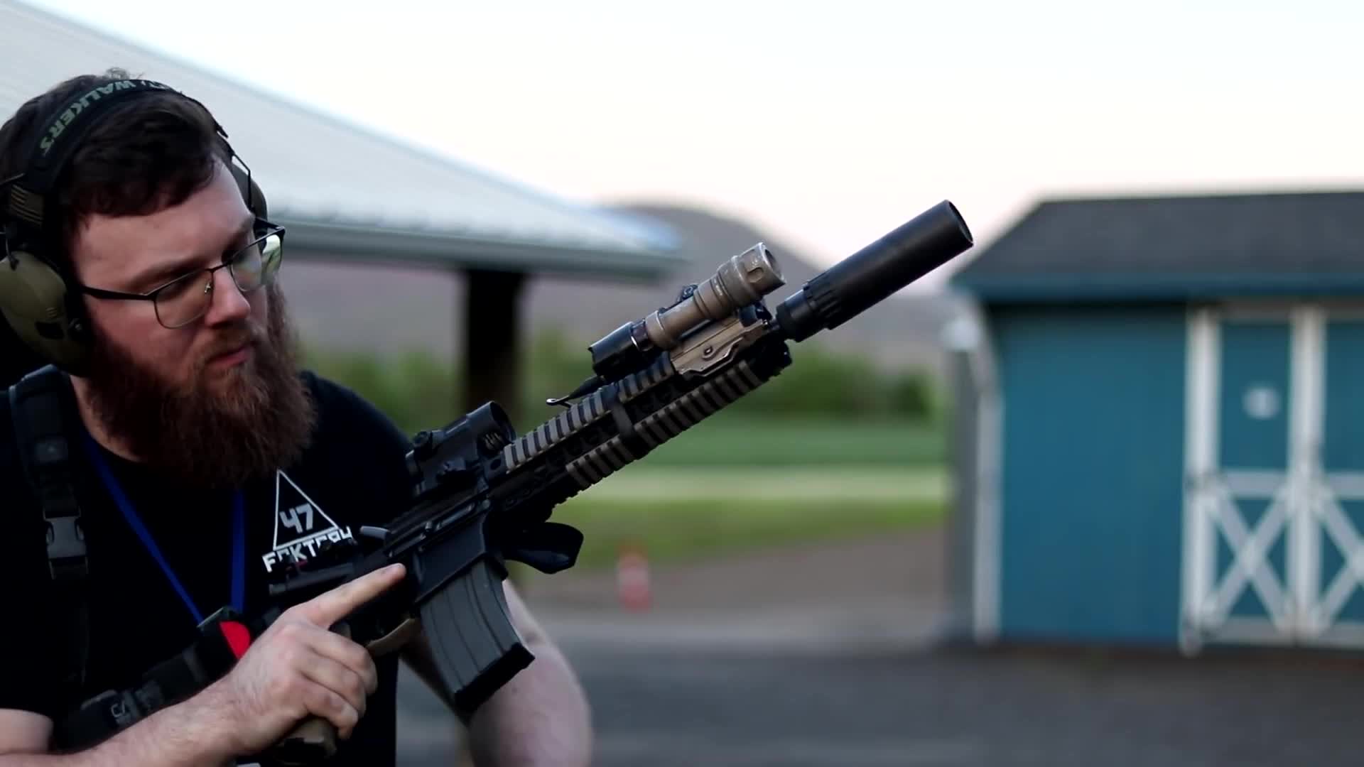 配置相当高的mk18突击步枪,由m4a1步枪演变而来,可靠性极高