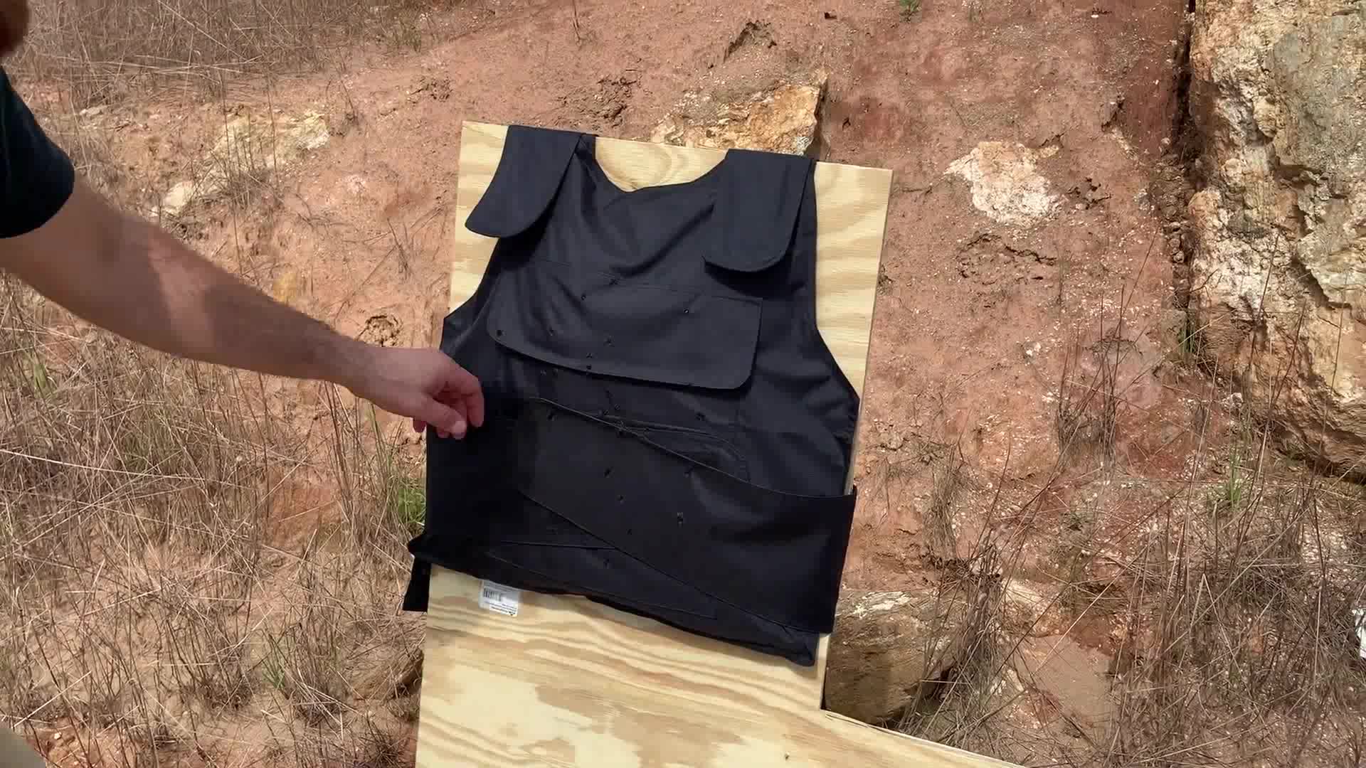 防弹衣真的可以防弹吗?老外用9mm口径手枪做了实验